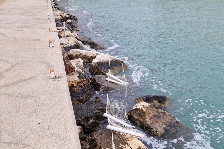 Rete e palizzata a Levante in mare