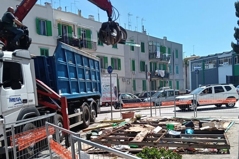 Abbattuto ex chiosco fioraio nei pressi del PalaPalmiotto