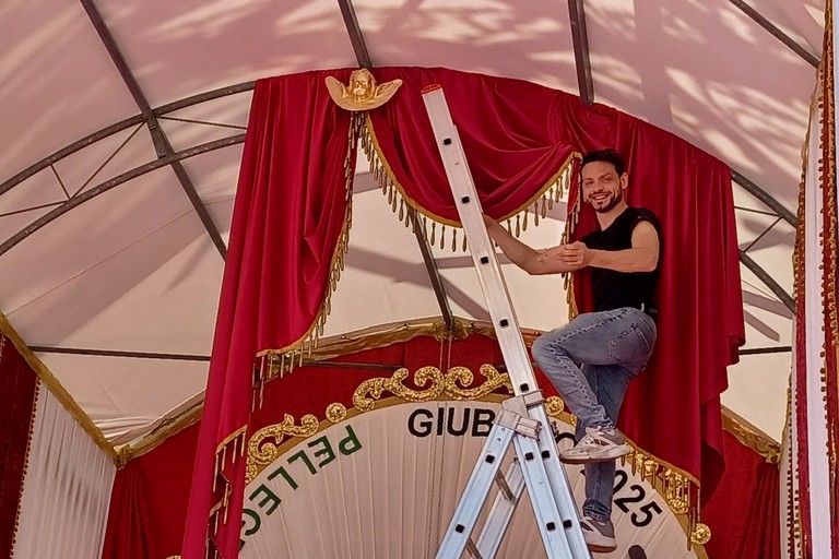 Saverio Amorisco durante l'allestimento. <span>Foto Gianluca Battista</span>