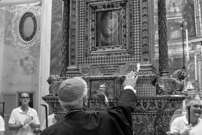 Mons. Cornacchia accarezza l'icona di Maria SS di Corsignano. <span>Foto Dino Mottola </span>