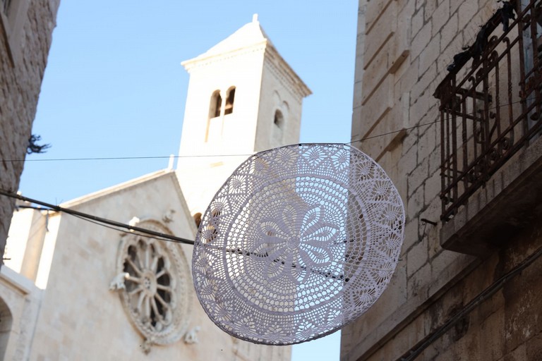 Via Cattedrale con i rosoni ad uncinetto