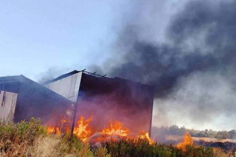 Capannoni in fiamme