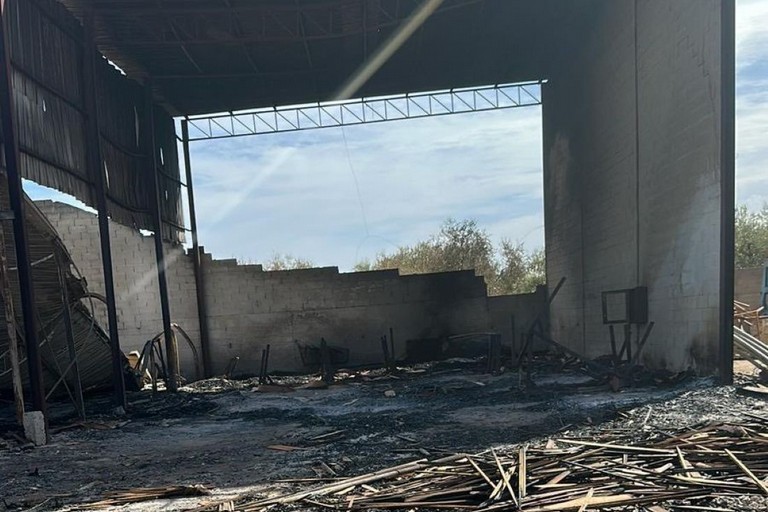 Capannone andato in fiamme