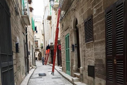 Operai al lavoro in via Cattedrale