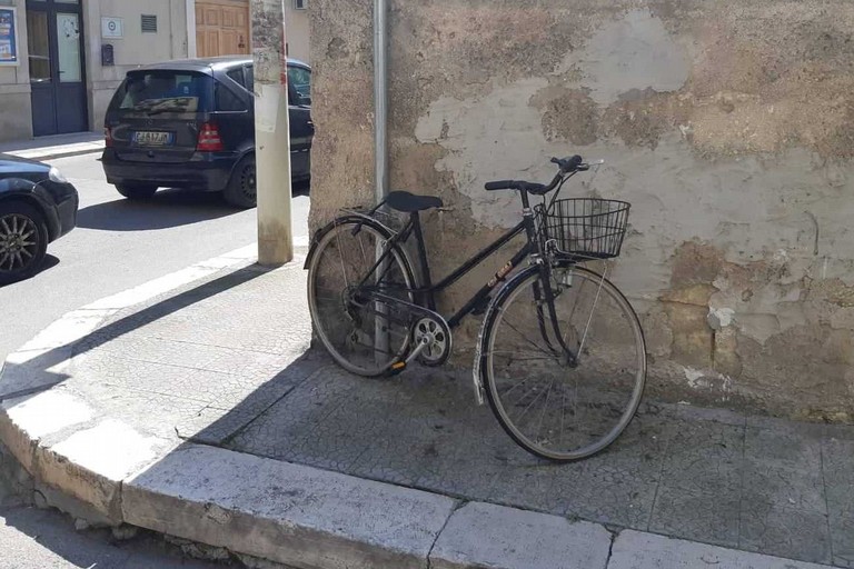 Una delle quattro biciclette recuperate dalla Polizia Locale