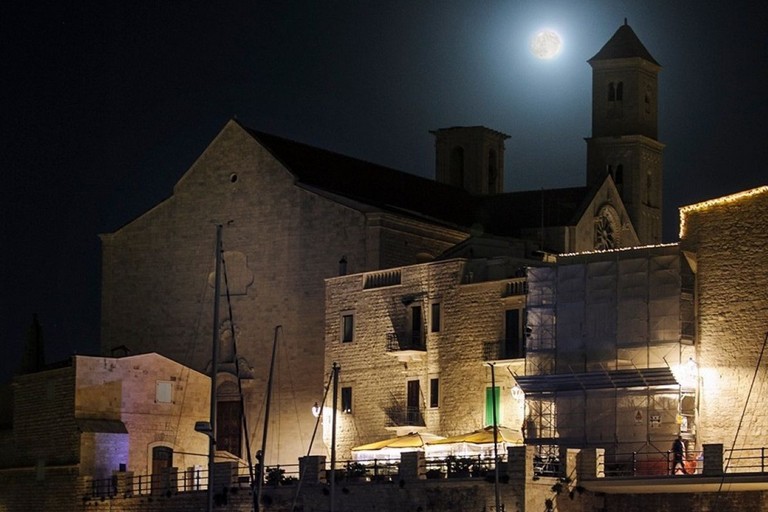 Superluna sulla Cattedrale di Giovinazzo. <span>Foto Giuseppe Palmiotto </span>