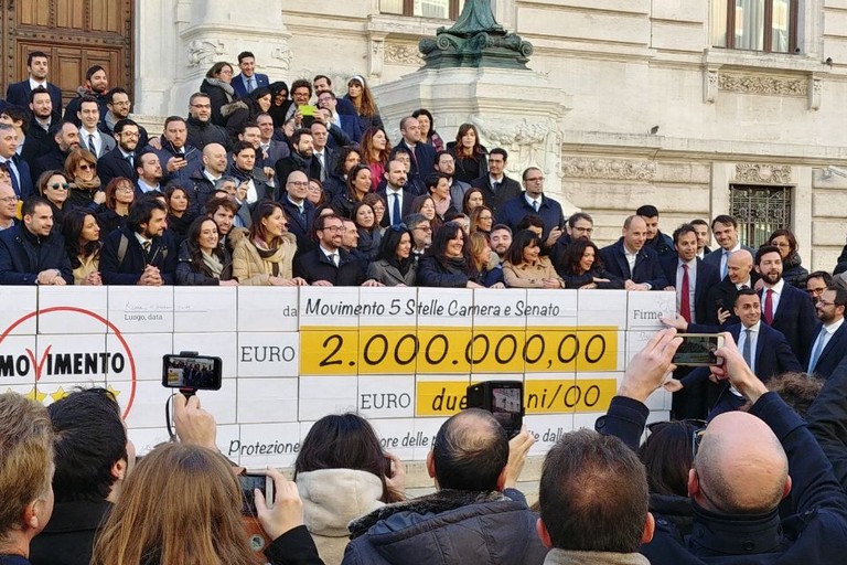 I parlamentari 5 Stelle davanti a Montecitorio