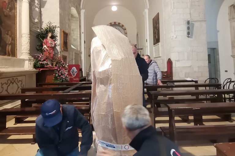 Rientro statua nella rettoria dello Spirito Santo. <span>Foto Museo Diocesano </span>