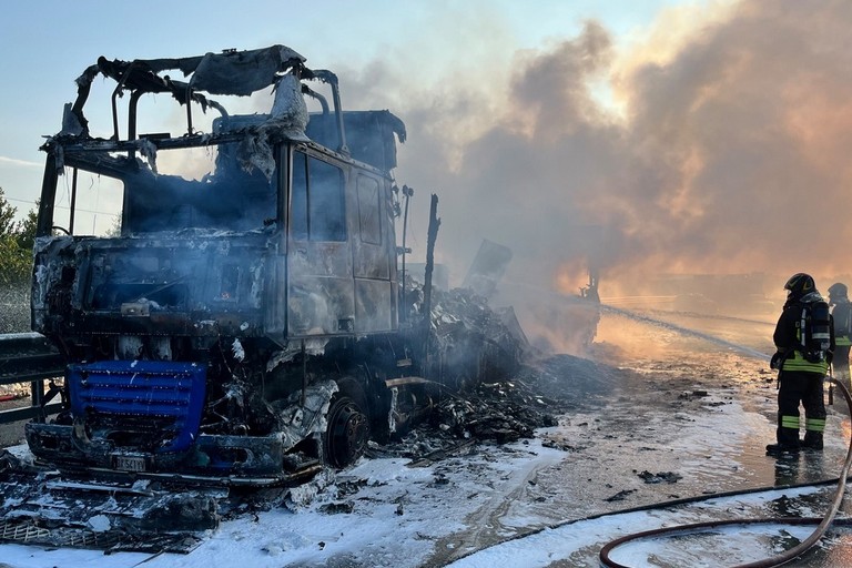 Tir in fiamme ss 16 bis. <span>Foto MolfettaViva</span>