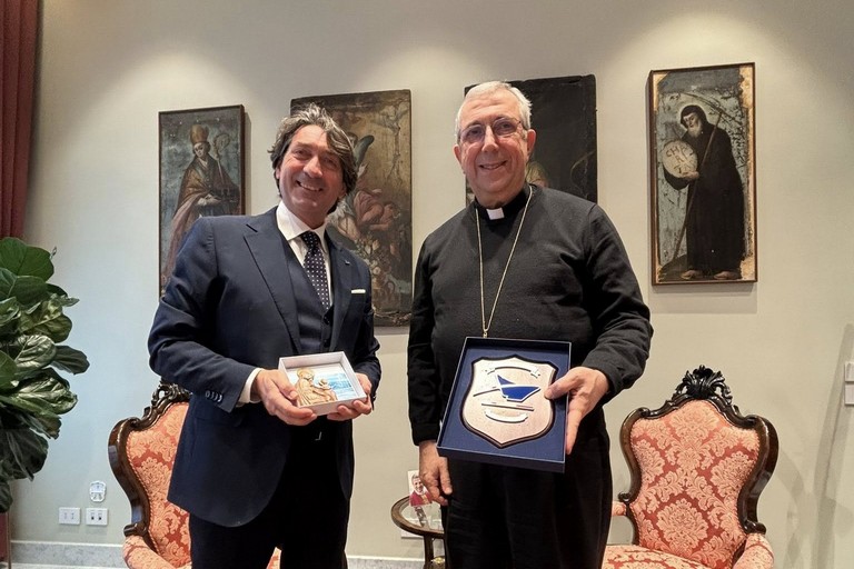 Mastro e mons. Satriano. <span>Foto Autorità di Sistema Portuale Adriatico Meridionale</span>