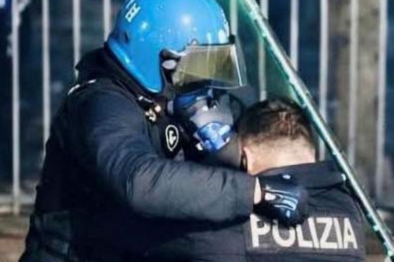 Poliziotti aggrediti