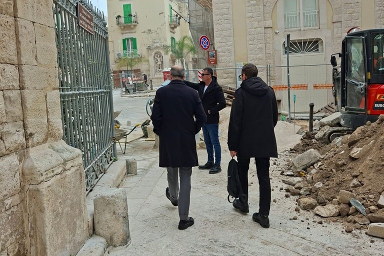 Piazza Costantinopoli - sopralluogo lavori. <span>Foto Comune di Giovinazzo </span>