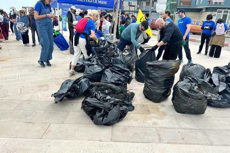 Rifiuti raccolti sul litorale. <span>Foto Staff sindaco </span>