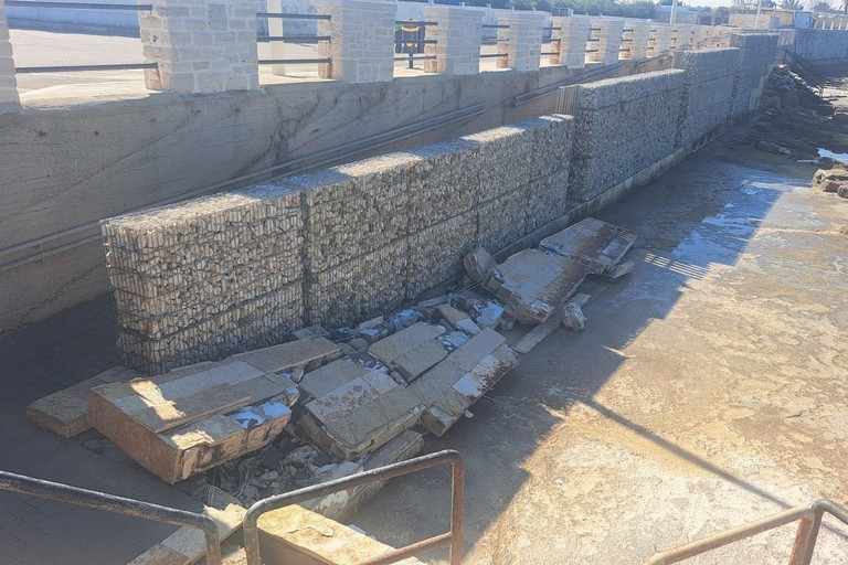 Scivolo disabili distrutto a Ponente. <span>Foto PVA </span>