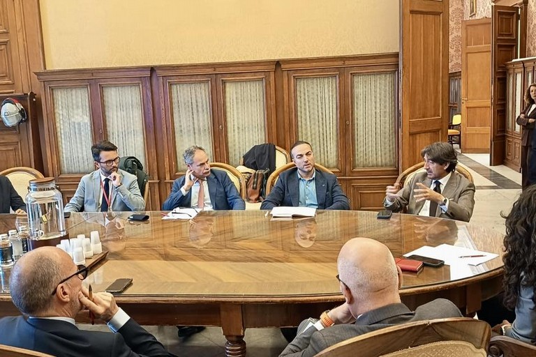 Francesco Mastro al tavolo di confronto. <span>Foto Autorità di Sistema Portuale Adriatico Meridionale</span>