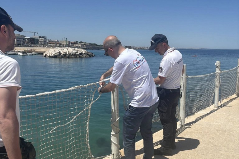 Il sindaco con la Polizia Locale a Levante. <span>Foto Staff sindaco </span>