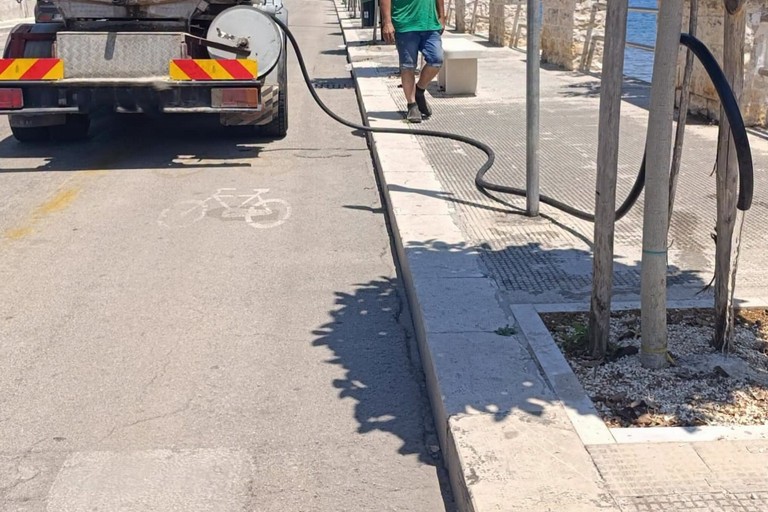 Innaffiamento alberature. <span>Foto Comune di Giovinazzo </span>