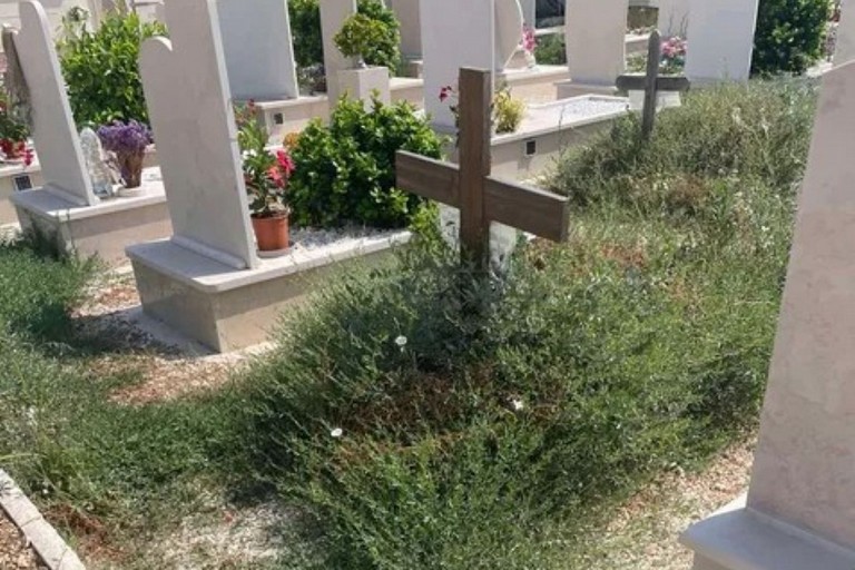Erba alta al cimitero comunale. <span>Foto V.A. </span>
