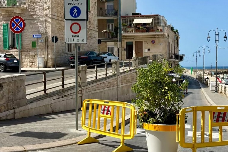 Chiusura al traffico lungomare Ponente. <span>Foto Noi per Giovinazzo </span>