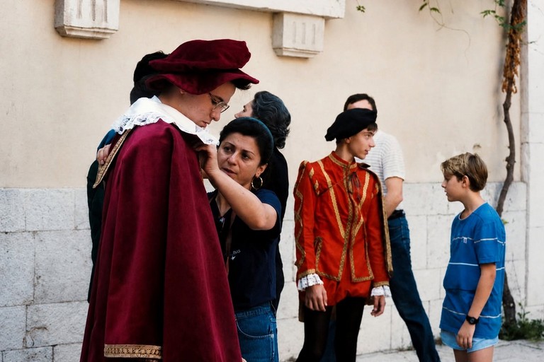 Teresa Camporeale durante la preparazione del Corteo Storico. <span>Foto Pro Loco Giovinazzo </span>