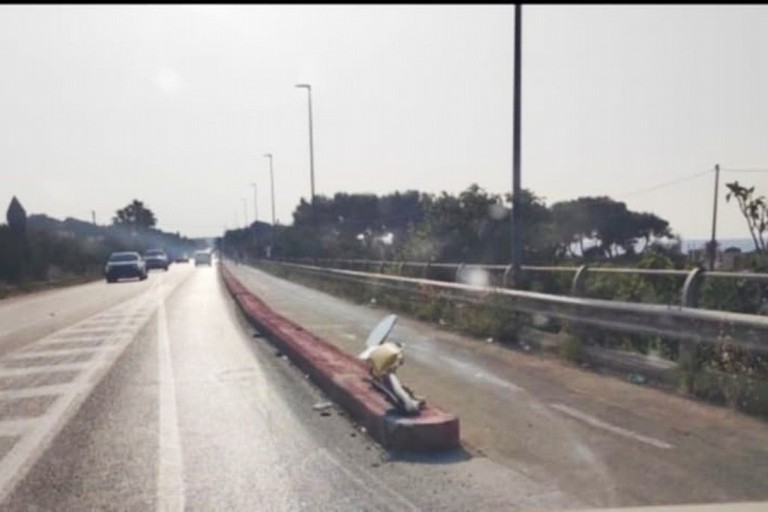 Ciclovia Giovinazzo-Molfetta, abbattuto un altro palo della segnaletica verticale