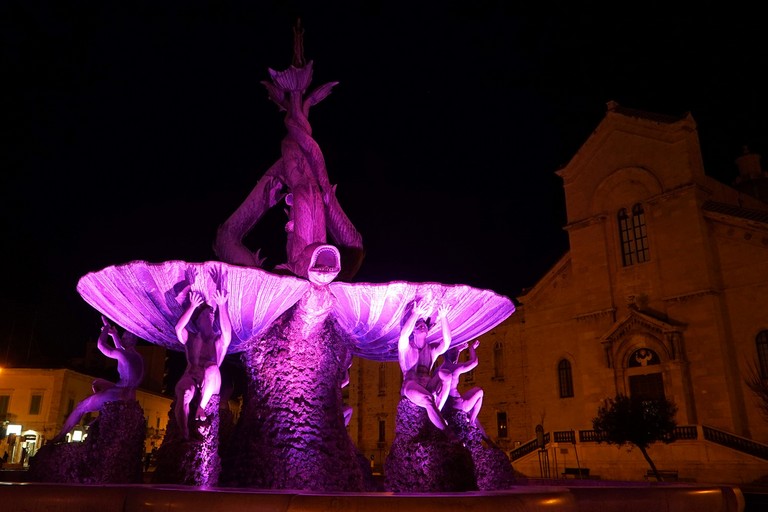 La Fontana dei Tritoni in rosa. <span>Foto Comune di Giovinazzo - concessione RCS</span>