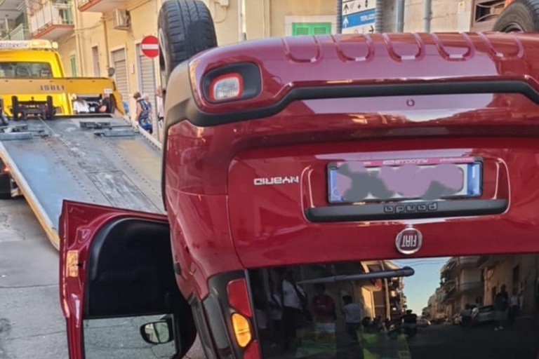 Auto ribaltata