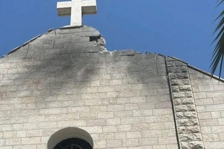 Chiesa Sacra Famiglia Gaza colputa da raid Israele
