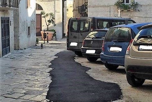 L'asfalto sul basolato del borgo antico