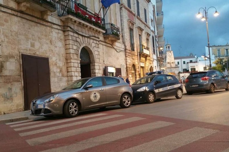 L'auto comunale in divieto