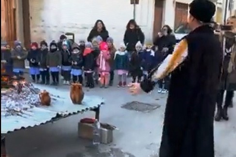 Il banditore coi bimbi della Papa Giovanni XXIII