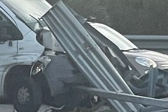 Furgone contro guard rail: incidente sulla ss 16 bis a Giovinazzo