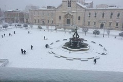 Emergenza neve, città bloccata. L'appello: «State a casa»