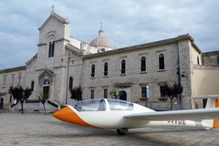 Un aliante in piazza Vittorio Emanuele II