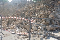 Crollato muretto a secco in via Crocifisso, transennata l'area