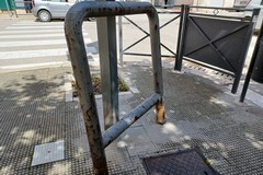 Archetto limitatore "parcheggiato" accanto ad un palo in piazza Garibaldi
