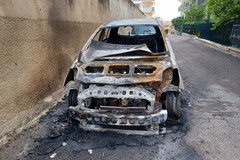 Auto in fiamme nella notte in via Scivetti: si indaga sulle cause