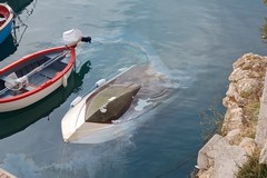 Barca rovesciata nel porto di Giovinazzo riversa carburante in acqua
