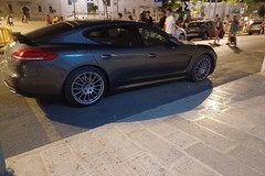 L'"altro" sabato sera di Giovinazzo: con la Porsche sullo stallo comunale