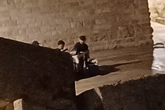 Bivacco con tavolata ai piedi di Palazzo Vescovile