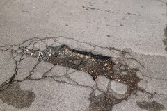 Buche su via Gioia, la preoccupazione degli esercenti
