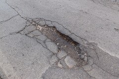 La buca di via Gioia sempre più profonda