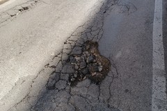 Spunta un'altra buca pericolosa in via Gioia