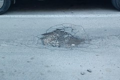 Spuntano nuove buche in via Gioia