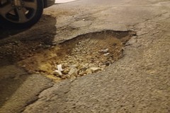 Buca stradale profonda all'uscita del parcheggio di via Fossato