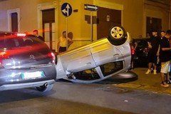 Scontro tra due auto in via Bari, una si ribalta