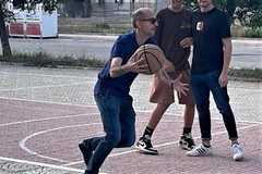 Piazza don Tonino Bello, Sollecito gioca a basket e cerca il dialogo con i più giovani