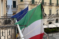 Funerali Berlusconi, bandiere a mezz'asta a Giovinazzo