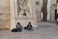 Giapponesi nel centro storico di Giovinazzo per dipingere "en plein air"