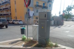 Rifiuti abbandonati in via Toselli: «Ogni santo giorno così»